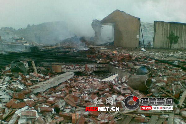 湖南临湘长津鞭炮厂爆炸现场。图/潇湘晨报滚动新闻记者　秦楼